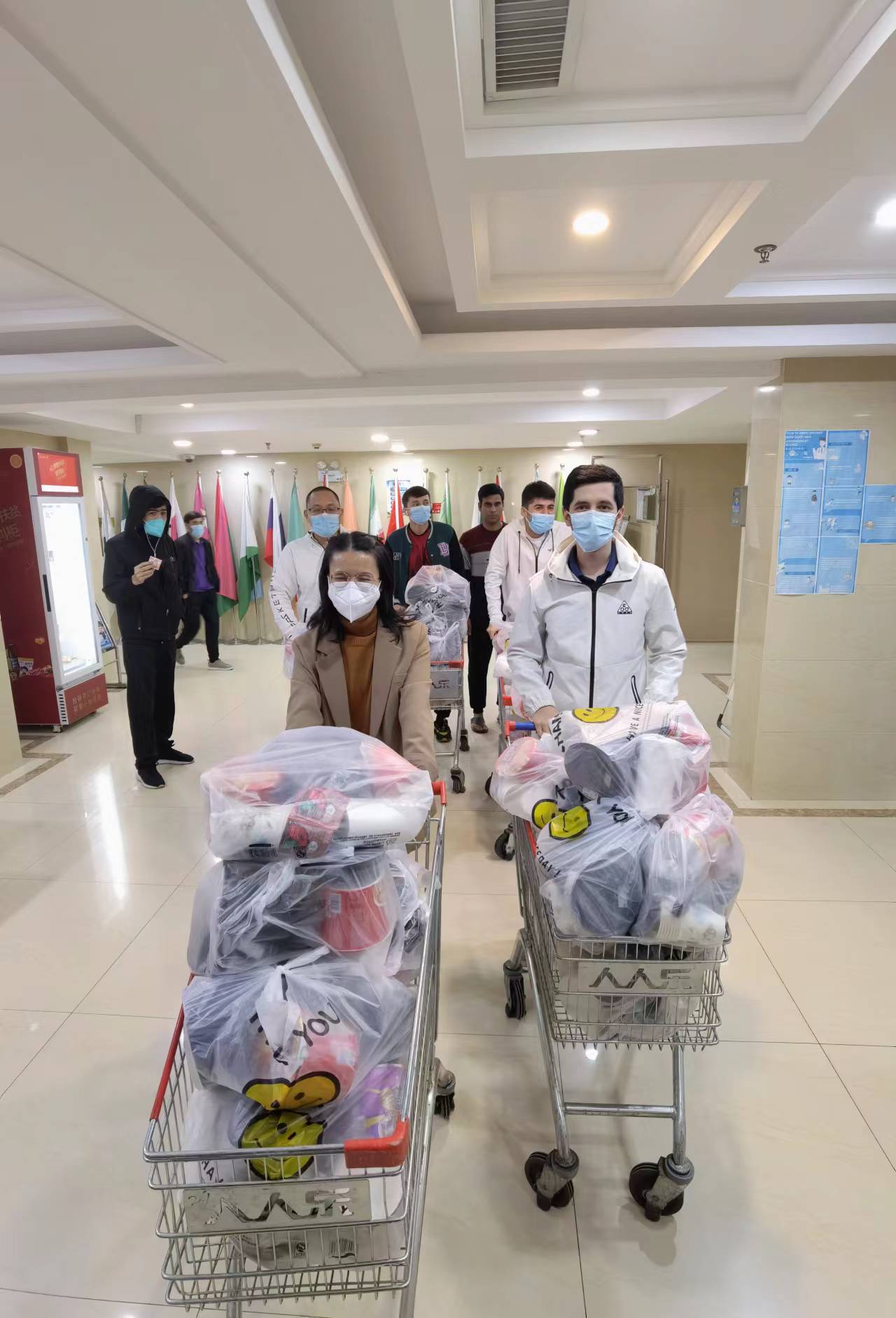 人們?cè)诜块g里低可信度描述已自動(dòng)生成