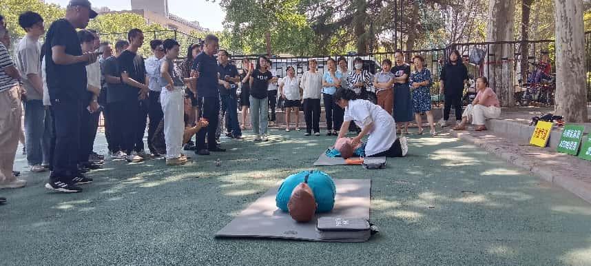 雁塔校區(qū)操場(chǎng)一角：直屬部門(mén)、離退休工會(huì)工作人員