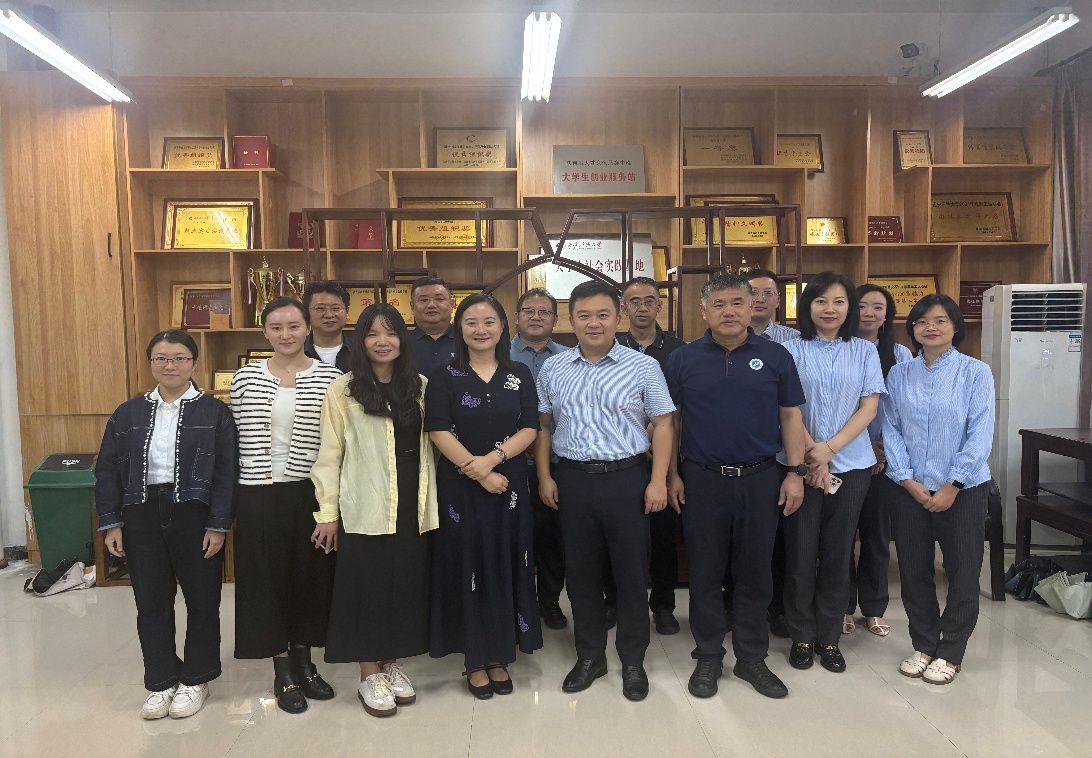 一群人站在室內(nèi)合影AI 生成的內(nèi)容可能不正確。