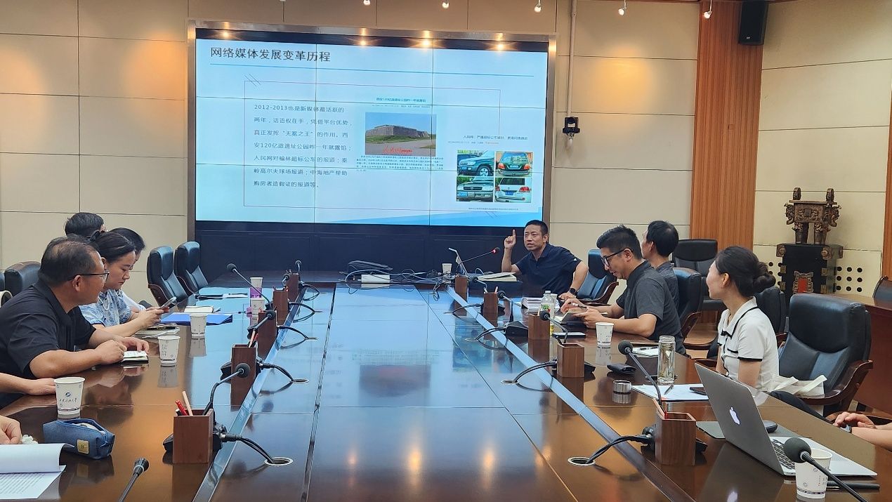 圖片包含 室內(nèi), 桌子, 男人, 柜臺(tái)AI 生成的內(nèi)容可能不正確。