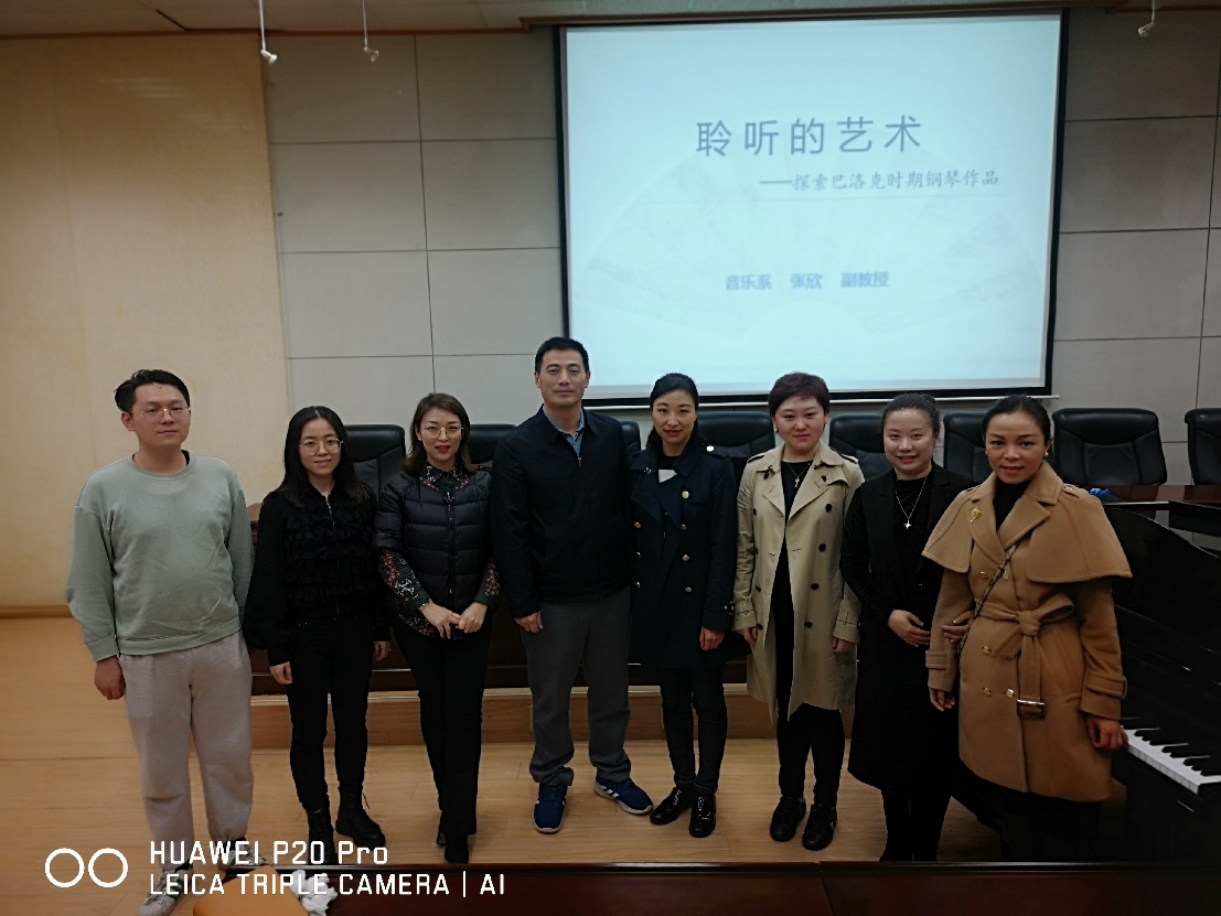 一群人站在壁報(bào)板前描述已自動生成